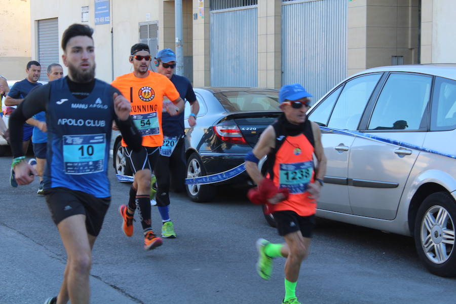 Alrededor de 4.700 corredores han tomado la salida en una mañana muy fría