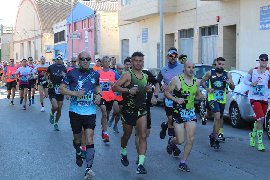 Alrededor de 4.700 corredores han tomado la salida en una mañana muy fría