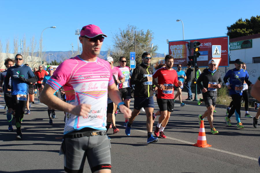 Alrededor de 4.700 corredores han tomado la salida en una mañana muy fría