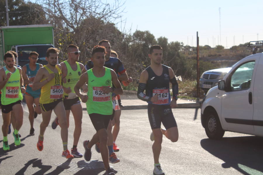 Alrededor de 4.700 corredores han tomado la salida en una mañana muy fría