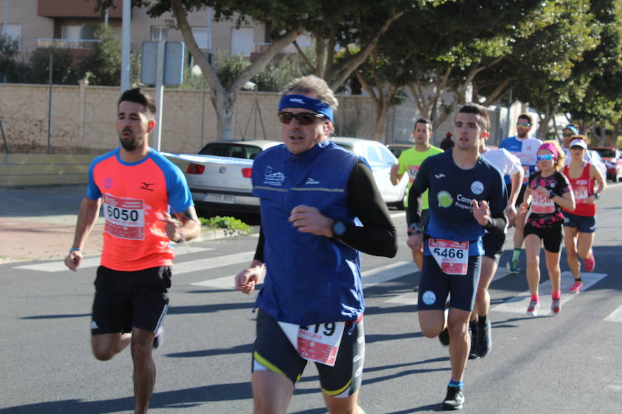 Alrededor de 4.700 corredores han tomado la salida en una mañana muy fría