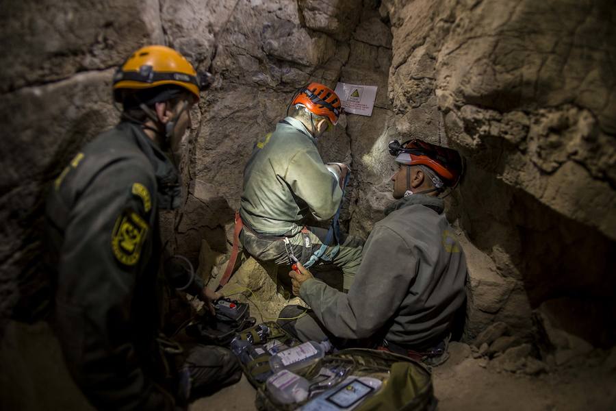 Tres de las cuatro microvoladuras para llegar al pozo de Totalán donde estaba el pequeño las hizo un agente de Granada y los primeros trabajos de coordinación los realizó su compañero