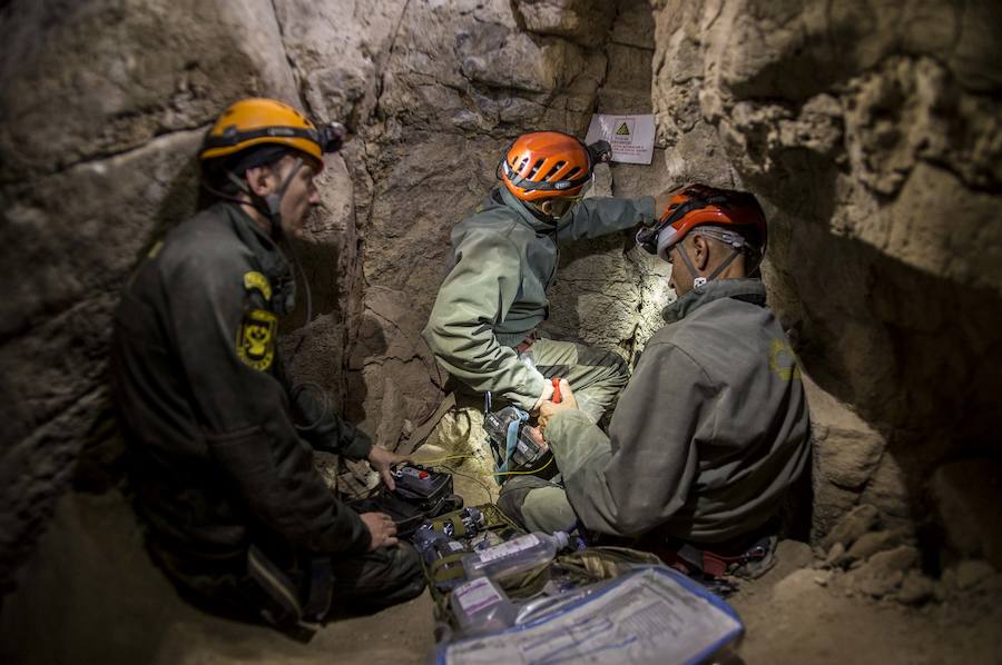 Tres de las cuatro microvoladuras para llegar al pozo de Totalán donde estaba el pequeño las hizo un agente de Granada y los primeros trabajos de coordinación los realizó su compañero