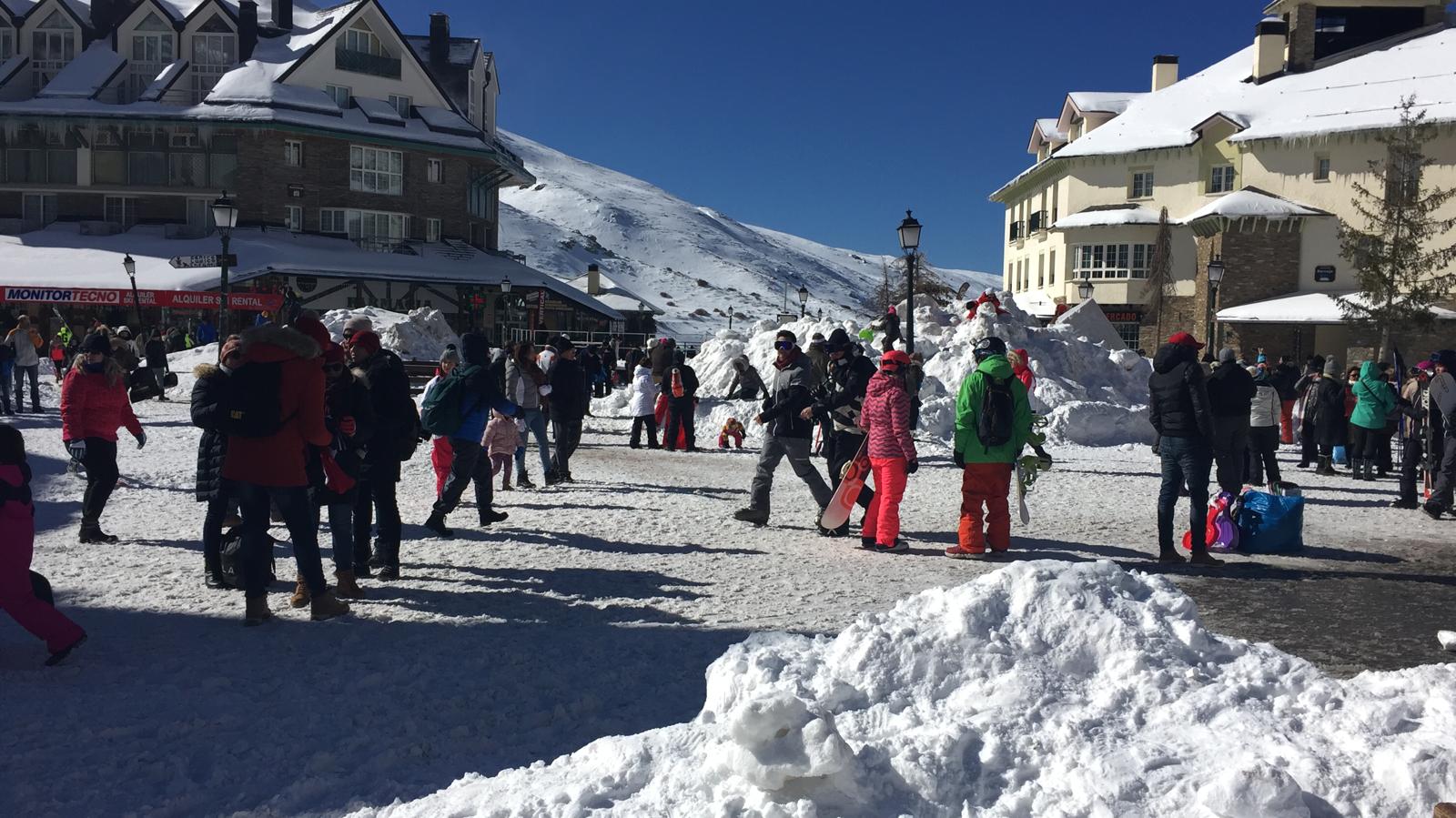 La estación de esquí ha abierto en la mañana de este domingo después de estar cerrada durante toda la jornada de este pasado sábado
