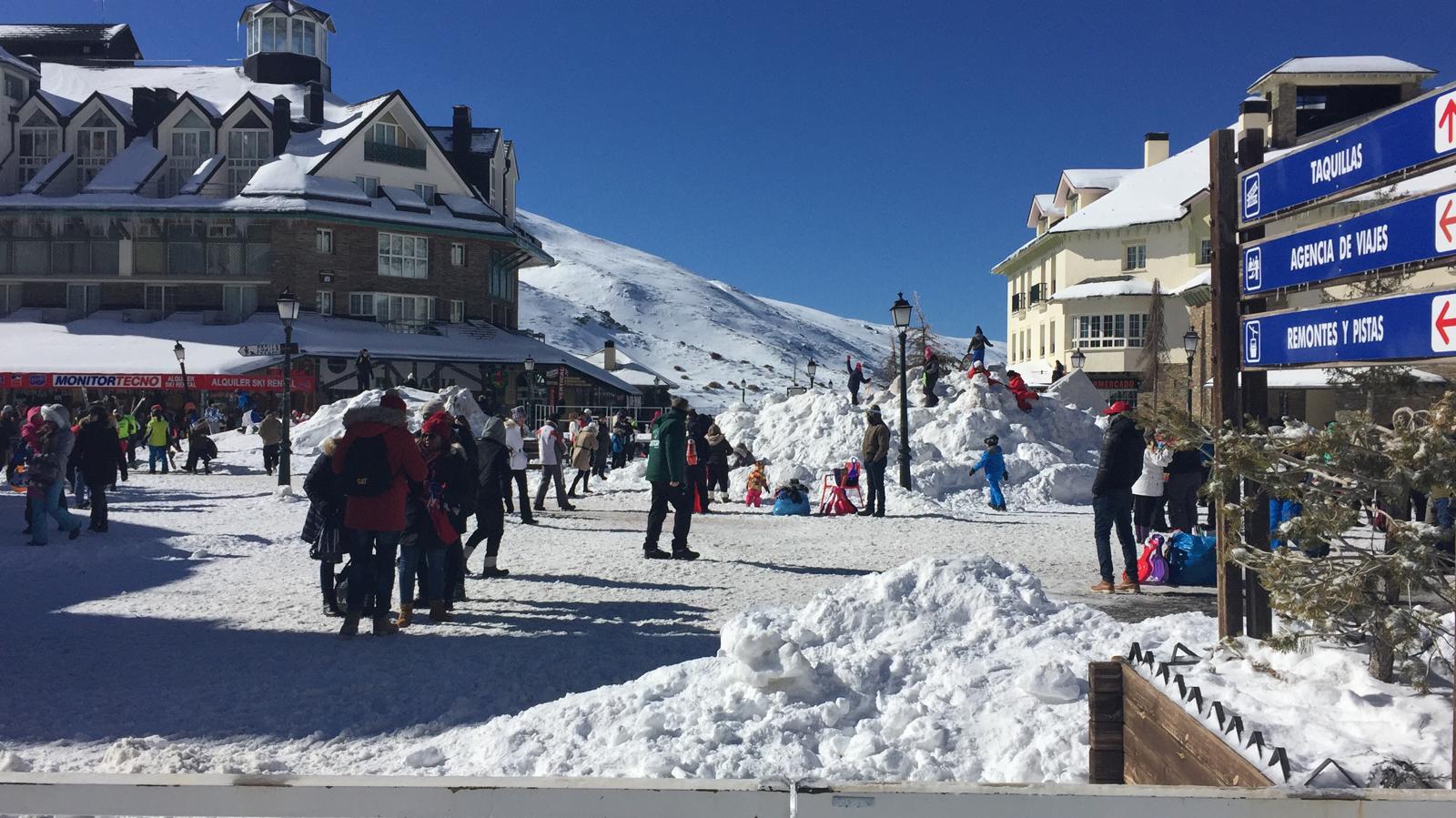 La estación de esquí ha abierto en la mañana de este domingo después de estar cerrada durante toda la jornada de este pasado sábado