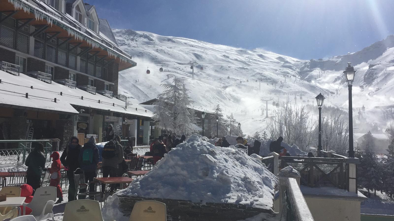 La estación de esquí ha abierto en la mañana de este domingo después de estar cerrada durante toda la jornada de este pasado sábado
