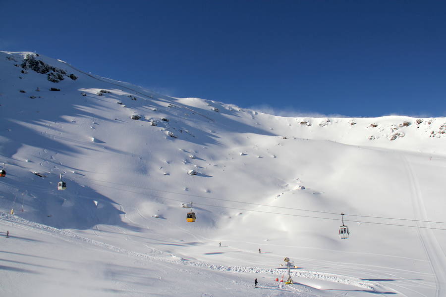 La estación de esquí ha abierto en la mañana de este domingo después de estar cerrada durante toda la jornada de este pasado sábado