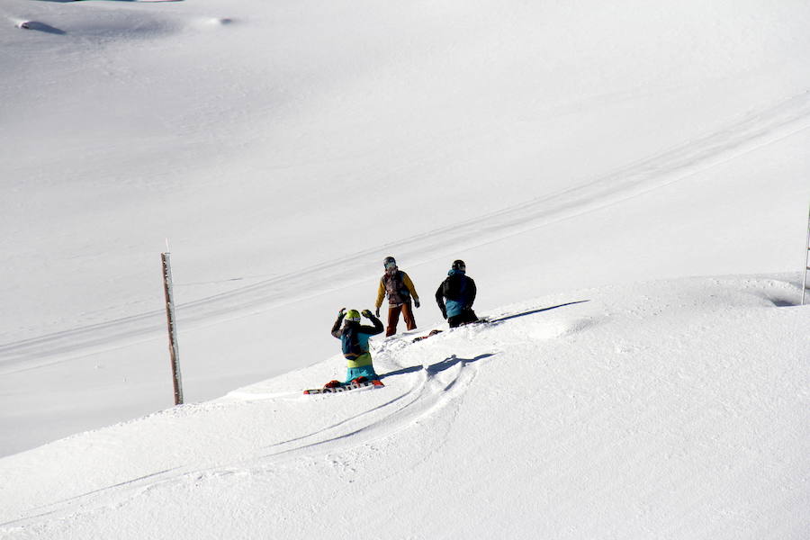La estación de esquí ha abierto en la mañana de este domingo después de estar cerrada durante toda la jornada de este pasado sábado
