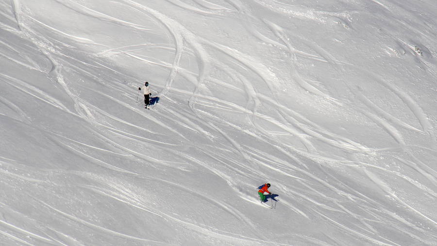 La estación de esquí ha abierto en la mañana de este domingo después de estar cerrada durante toda la jornada de este pasado sábado