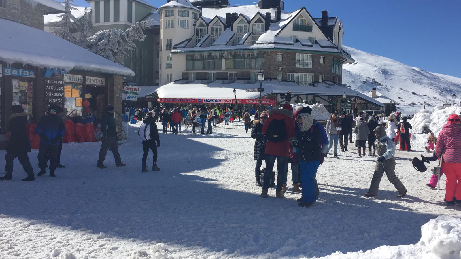 La estación de esquí ha abierto en la mañana de este domingo después de estar cerrada durante toda la jornada de este pasado sábado
