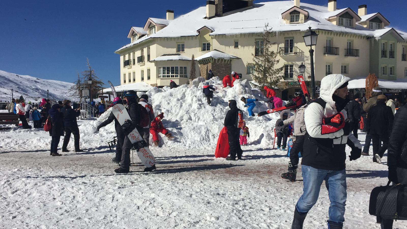 La estación de esquí ha abierto en la mañana de este domingo después de estar cerrada durante toda la jornada de este pasado sábado