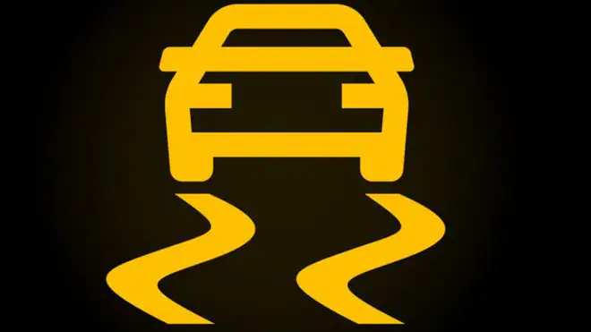 ESP: esta luz suele parpadear cuando quiere indicar que el control de estabilidad se pone en marcha para frenar las ruedas de forma selectiva. En ocasiones se enciende cuando el ABS no funciona correctamente.