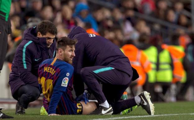 Leo Messi siendo atendido en el partido de Liga frente al Valencia.