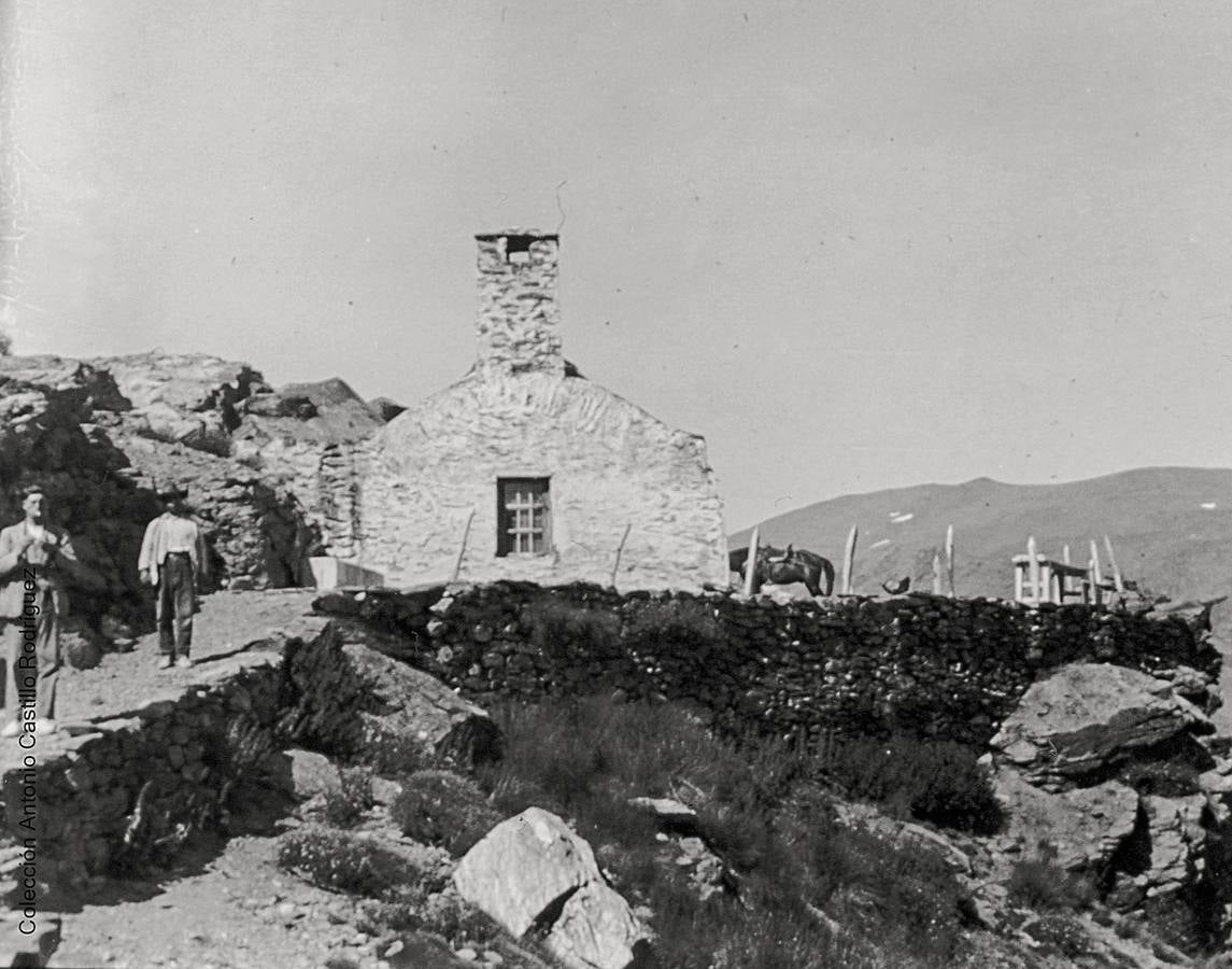 Una exposición muestra las construcciones situadas en la provincia víctimas del abandono y el olvido | Científicos y montañeros reconcocen las ancestrales estructuras de piedra, cabañas y cortijos de pastores, como iconos de las cumbres nevadenses