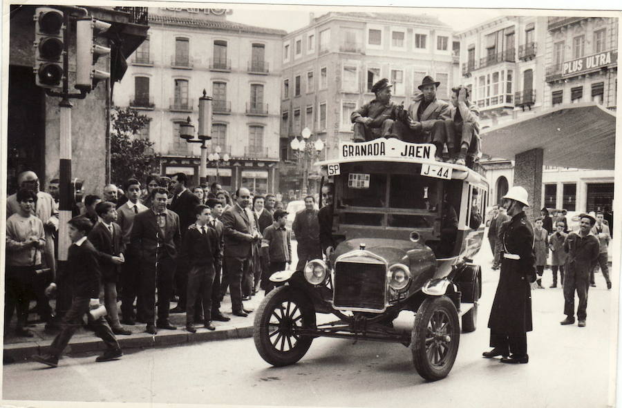 Paso del vehículo de Alsina del año 1922 por la Plaza del Carmen en dirección al Corral del Carbón donde se inauguraba la I Feria del Sello organizadas por la emisora Radio Granada y el Ayuntamiento. 1964