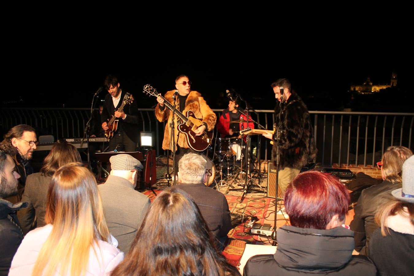 Siete bandas jienenses recordaron anoche el concierto de la banda londinense hace 50 años. El aforo se completó y mucha gente se quedó sin poder acceder