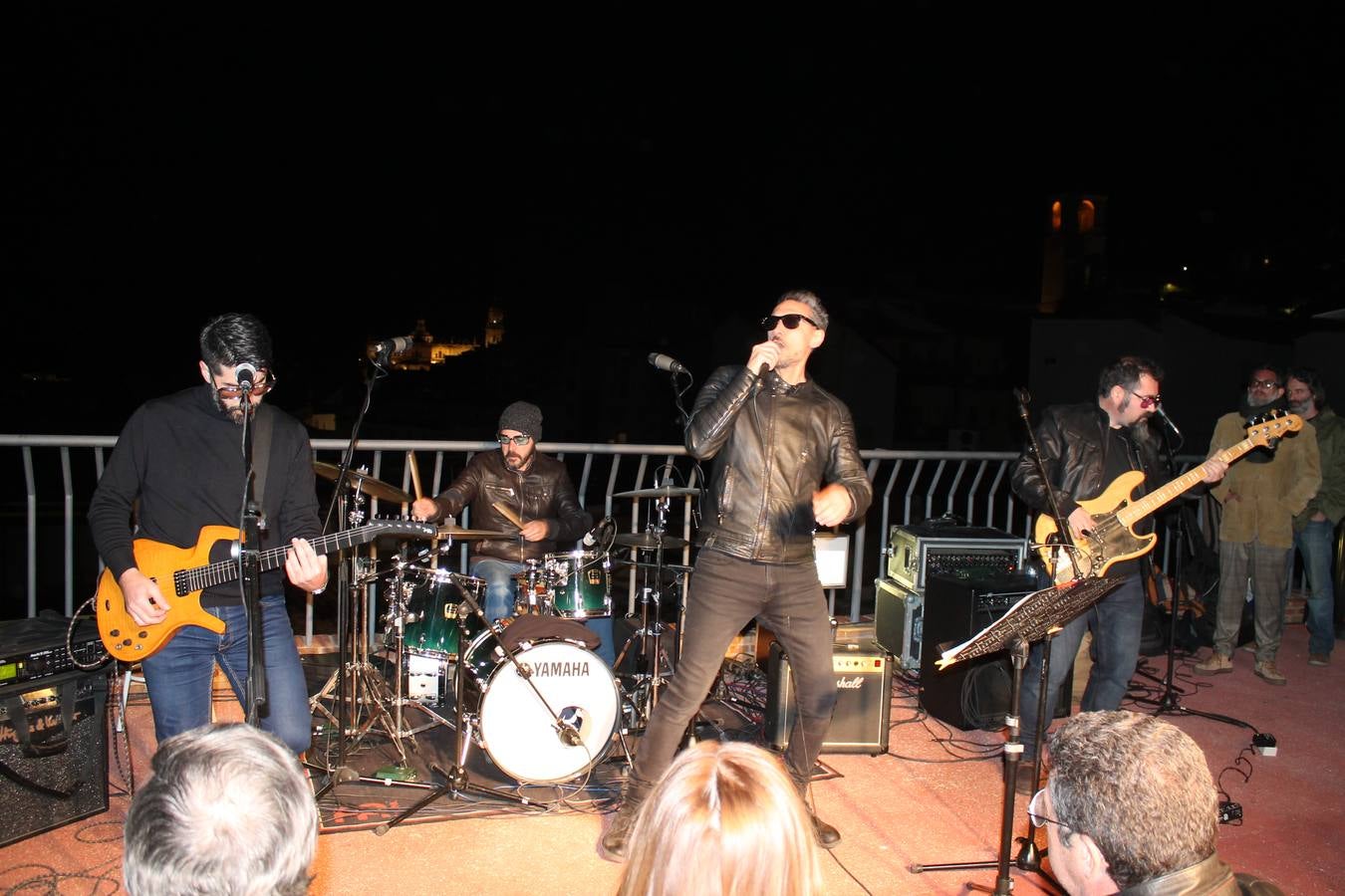 Siete bandas jienenses recordaron anoche el concierto de la banda londinense hace 50 años. El aforo se completó y mucha gente se quedó sin poder acceder