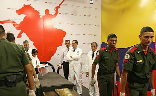 Imagen principal - El profesor Lorente contempla la apertura del sarcófago de Simón Bolívar. Miembros de la asociación de venezolanos de Granada. El profesor Lorente en su laboratorio en Granada.