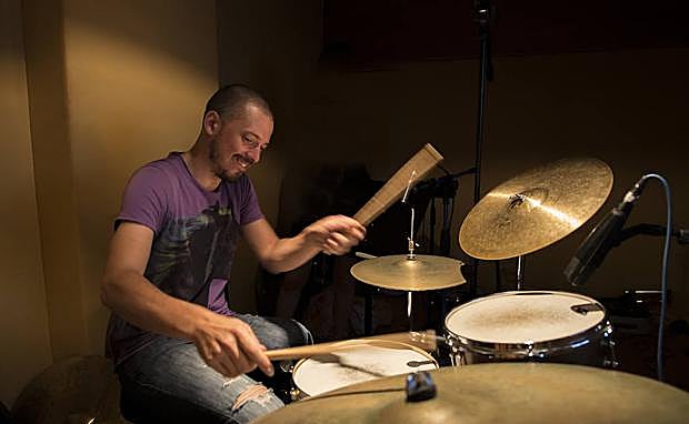 Cumplió su sueño pese al cáncer que le dejó sordo y cojo: ser músico