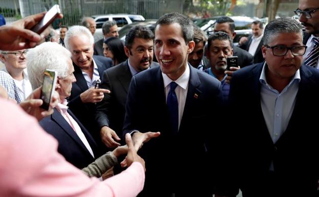 Juan Guaidó saluda a varios simpatizantes.