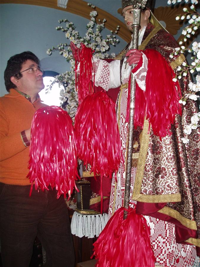 Cada vecino de este precioso pueblo del Valle de Lecrín guarda un lazo rojo bendecido y pasado por la imagen de San Blas para y en caso de enfermedad curar los males de garganta