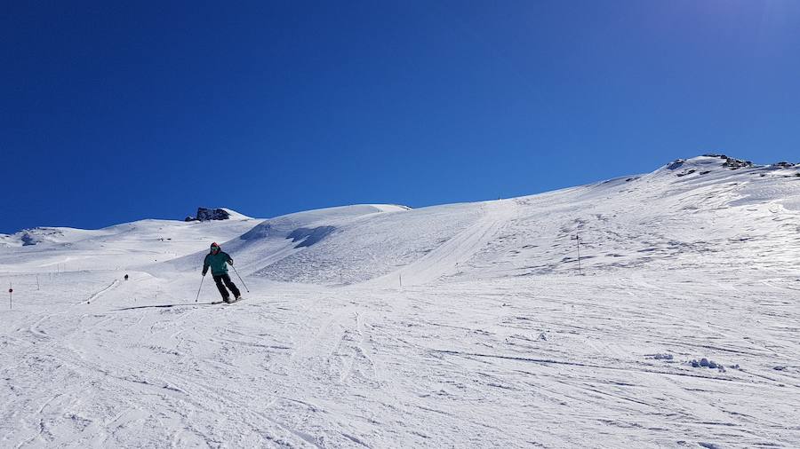 Nieve polvo, 104 kilómetros esquiables, entre 60 y 220 centímetros de espesor y sol, las mejores condiciones para los esquiadores