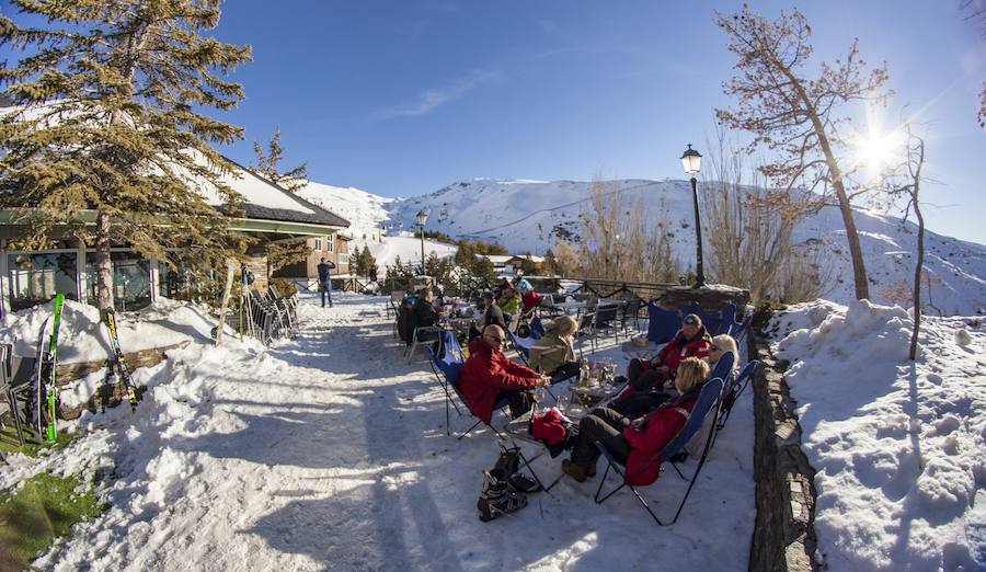 Nieve polvo, 104 kilómetros esquiables, entre 60 y 220 centímetros de espesor y sol, las mejores condiciones para los esquiadores