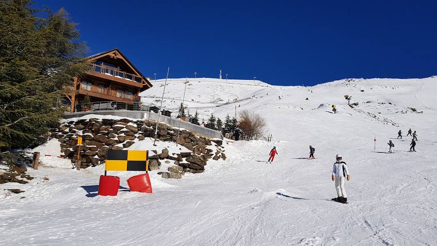 Nieve polvo, 104 kilómetros esquiables, entre 60 y 220 centímetros de espesor y sol, las mejores condiciones para los esquiadores