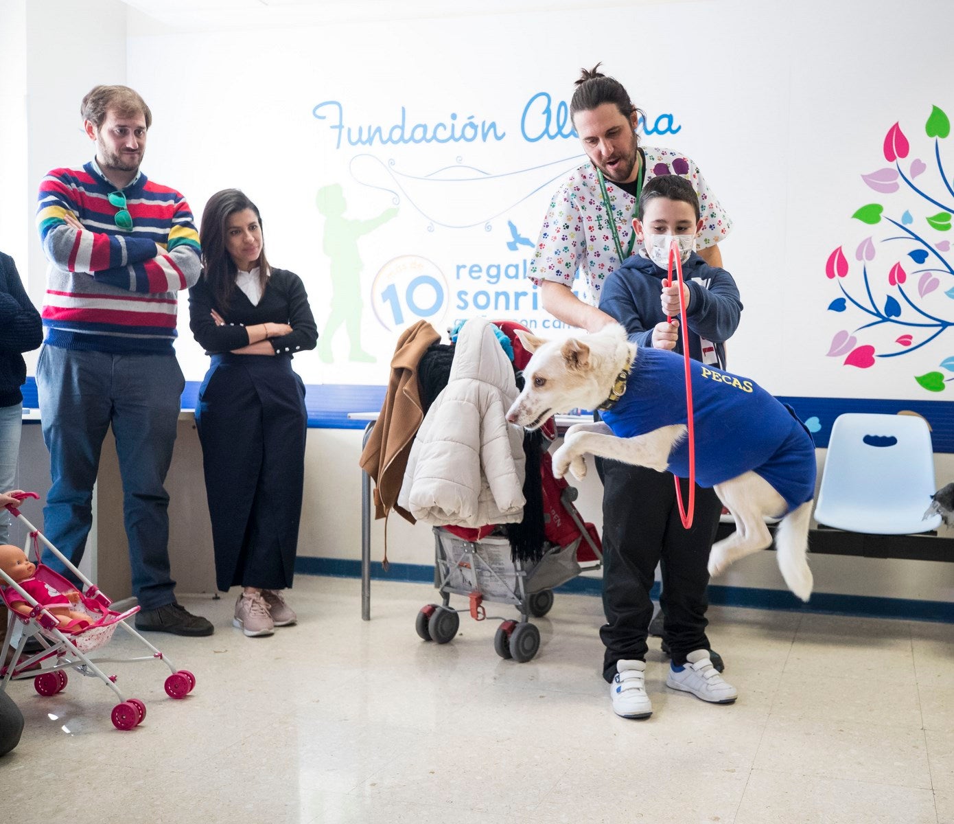 Parcitipan en sesiones de terapia individualizada de 45 minutos cada martes con niños de las unidades de Oncología y Cirugía Infantil del Materno-Infantil del Virgen de las Nieves