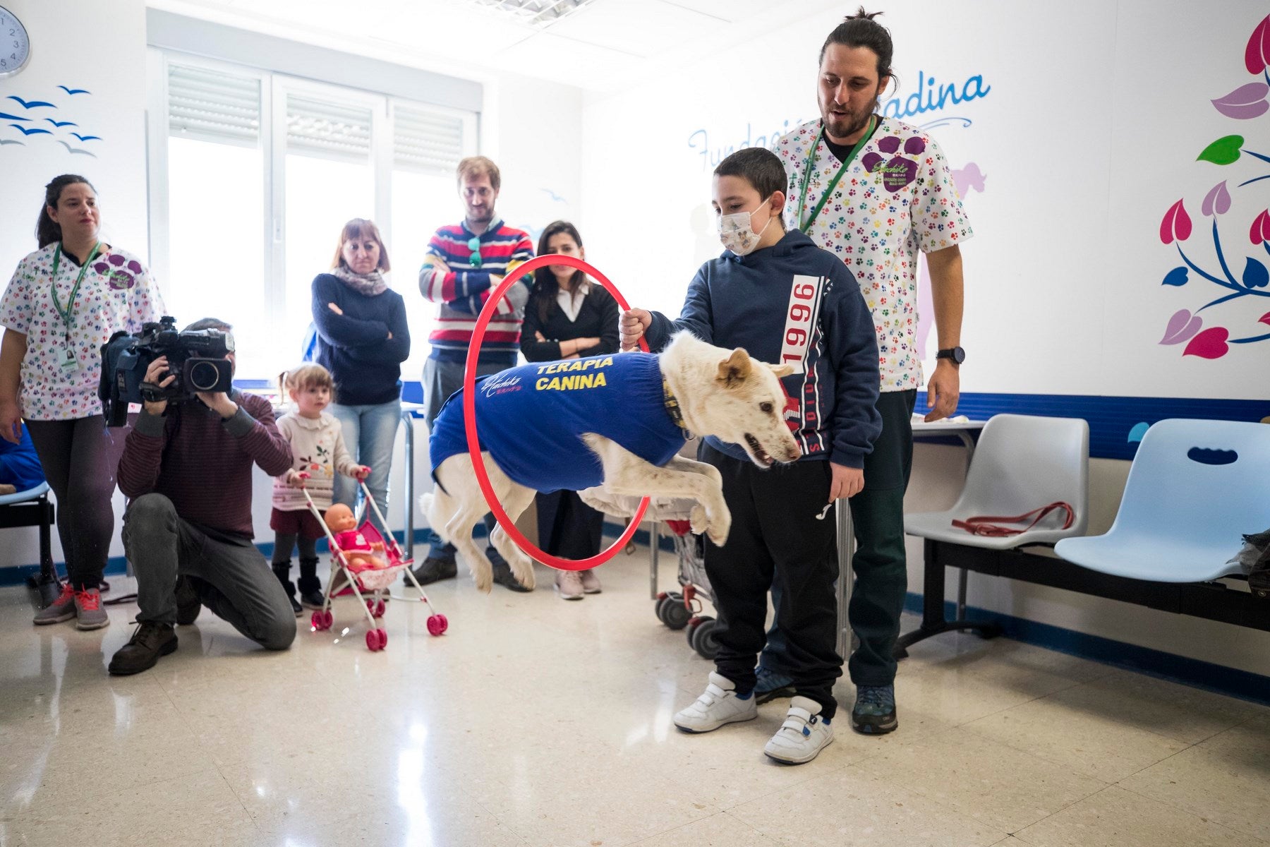 Parcitipan en sesiones de terapia individualizada de 45 minutos cada martes con niños de las unidades de Oncología y Cirugía Infantil del Materno-Infantil del Virgen de las Nieves