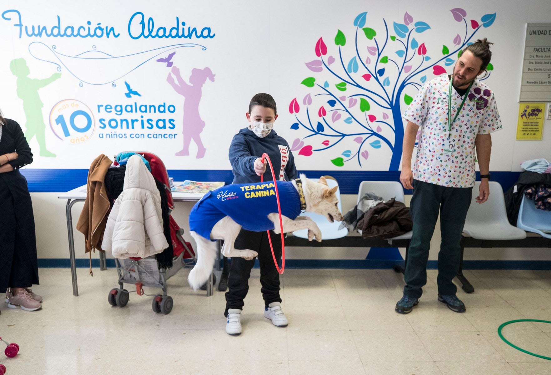 Parcitipan en sesiones de terapia individualizada de 45 minutos cada martes con niños de las unidades de Oncología y Cirugía Infantil del Materno-Infantil del Virgen de las Nieves