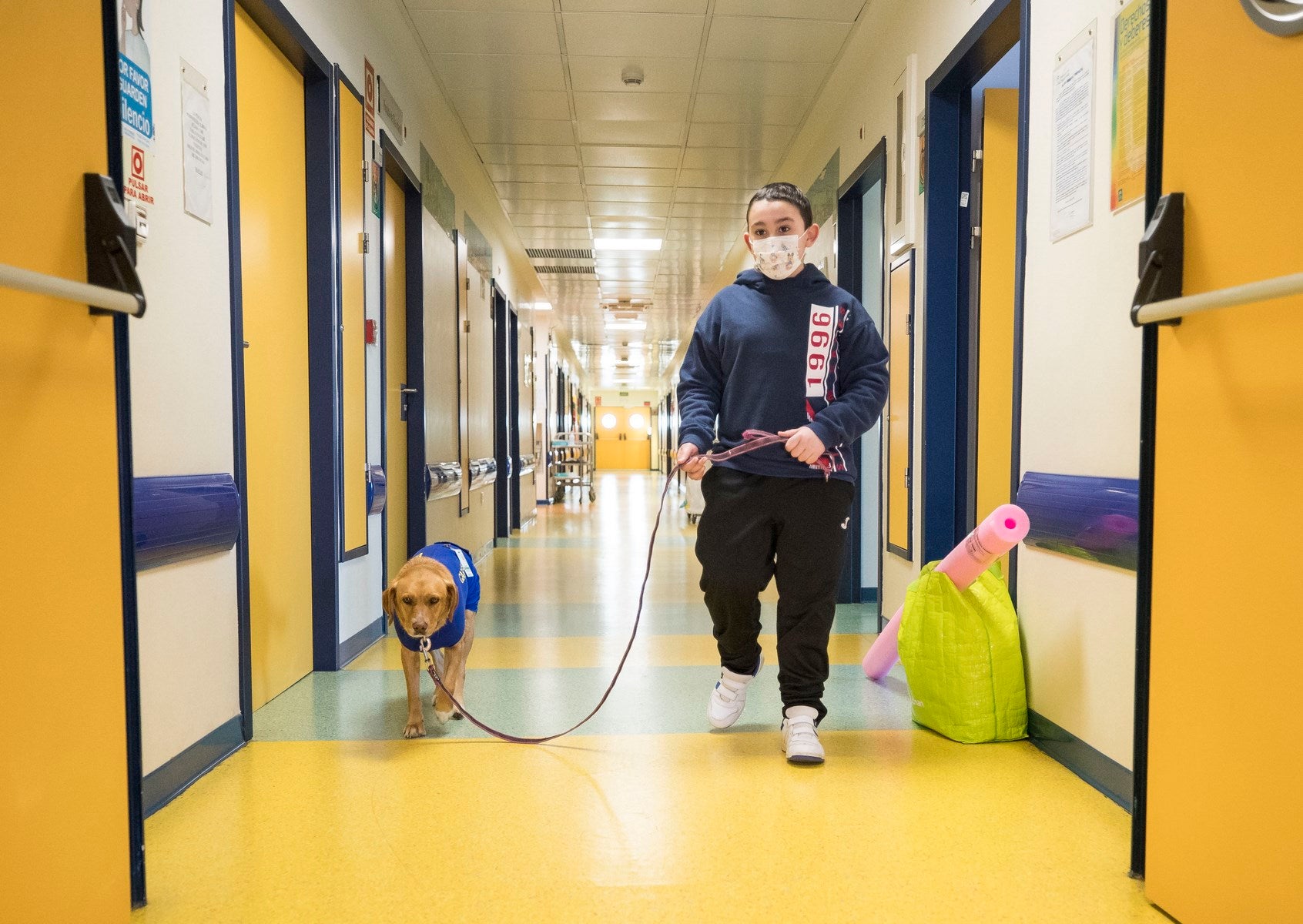 Parcitipan en sesiones de terapia individualizada de 45 minutos cada martes con niños de las unidades de Oncología y Cirugía Infantil del Materno-Infantil del Virgen de las Nieves