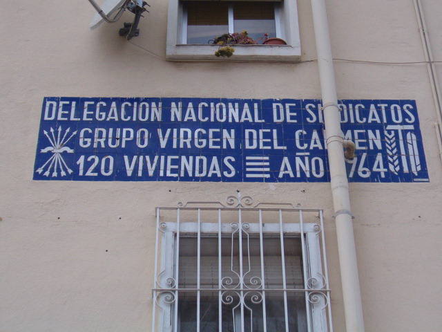 Rótulo en un conjunto de viviendas promocionadas por el régimen franquista en Málaga.