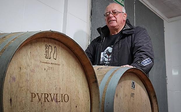 Junto a sus barricas 