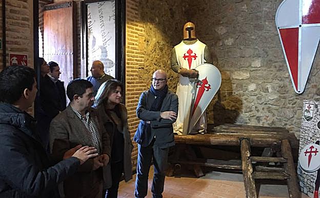 Reyes, junto a la alcaldesa y el diputado de Turismo en su visita al centro de interpretación. 