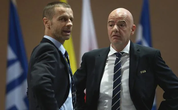 Aleksander Ceferin y Gianni Infantino, en un congreso de FIFA 
