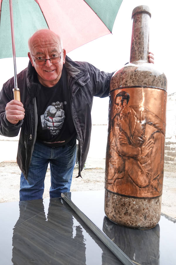 Así es la tumba con forma de botella de vino, realizada por el artista Pepe Yagües y ubicada en el cementerio de El Marchal, en Granada.