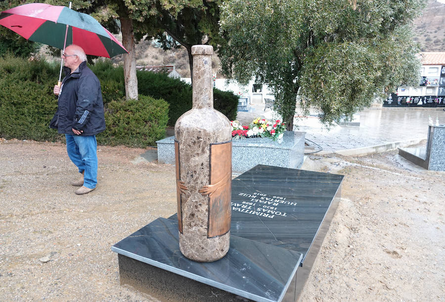 Así es la tumba con forma de botella de vino, realizada por el artista Pepe Yagües y ubicada en el cementerio de El Marchal, en Granada.