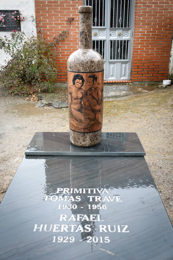 Así es la tumba con forma de botella de vino, realizada por el artista Pepe Yagües y ubicada en el cementerio de El Marchal, en Granada.