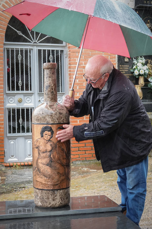 Así es la tumba con forma de botella de vino, realizada por el artista Pepe Yagües y ubicada en el cementerio de El Marchal, en Granada.