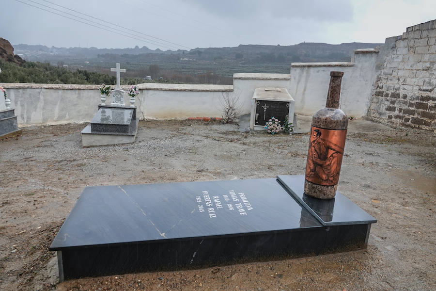 Así es la tumba con forma de botella de vino, realizada por el artista Pepe Yagües y ubicada en el cementerio de El Marchal, en Granada.