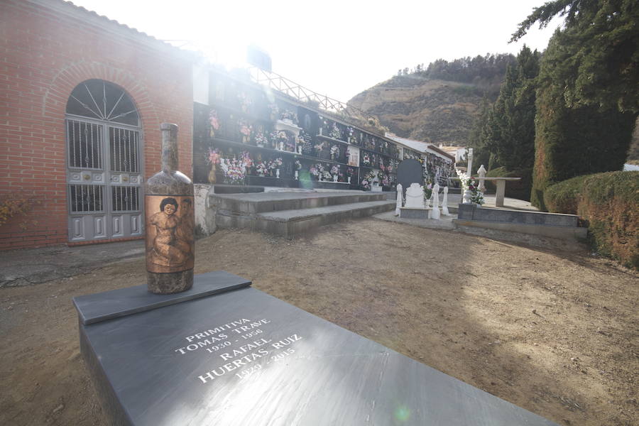 Así es la tumba con forma de botella de vino, realizada por el artista Pepe Yagües y ubicada en el cementerio de El Marchal, en Granada.