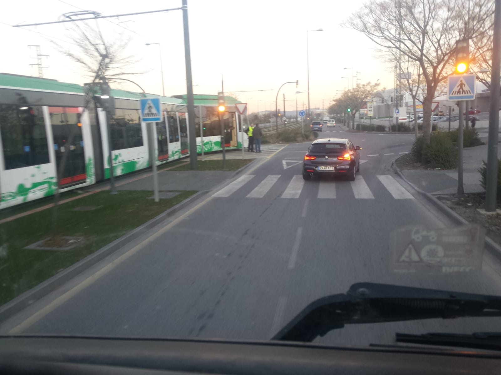 En la mañana de este miércoles e ha procudido un choque entre un camió y un vagón del metro en el Polígono Juncaril. No ha habido heridos, pero en las imágenes se pueden apreciar los daños materiales