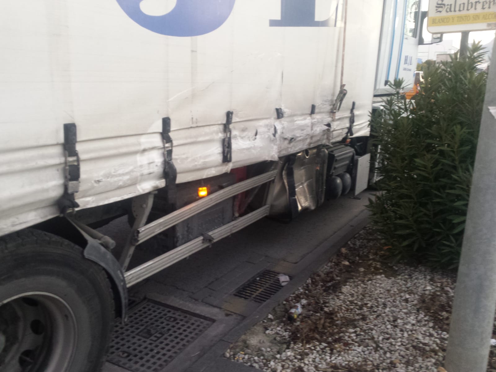 En la mañana de este miércoles e ha procudido un choque entre un camió y un vagón del metro en el Polígono Juncaril. No ha habido heridos, pero en las imágenes se pueden apreciar los daños materiales