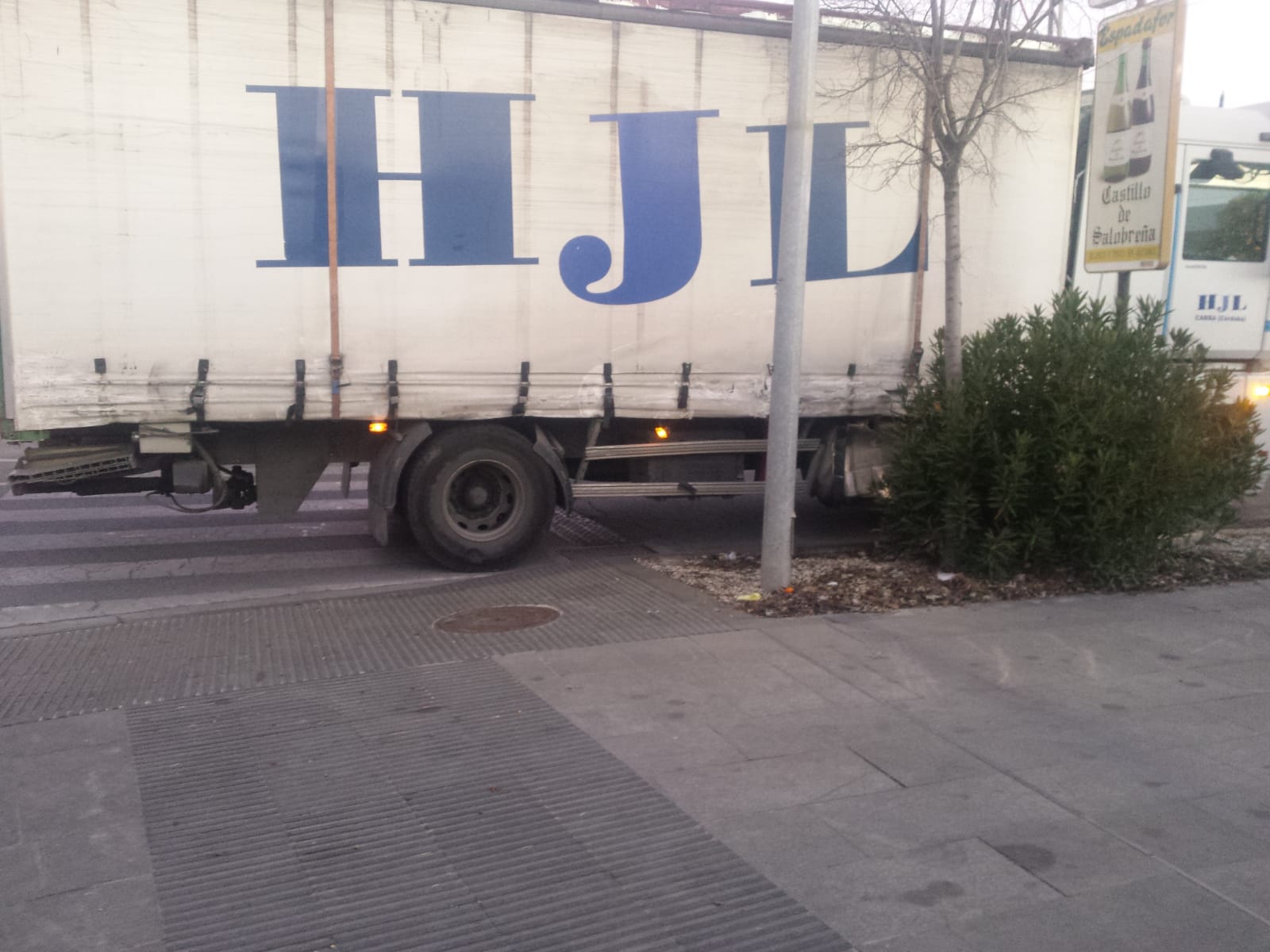 En la mañana de este miércoles e ha procudido un choque entre un camió y un vagón del metro en el Polígono Juncaril. No ha habido heridos, pero en las imágenes se pueden apreciar los daños materiales