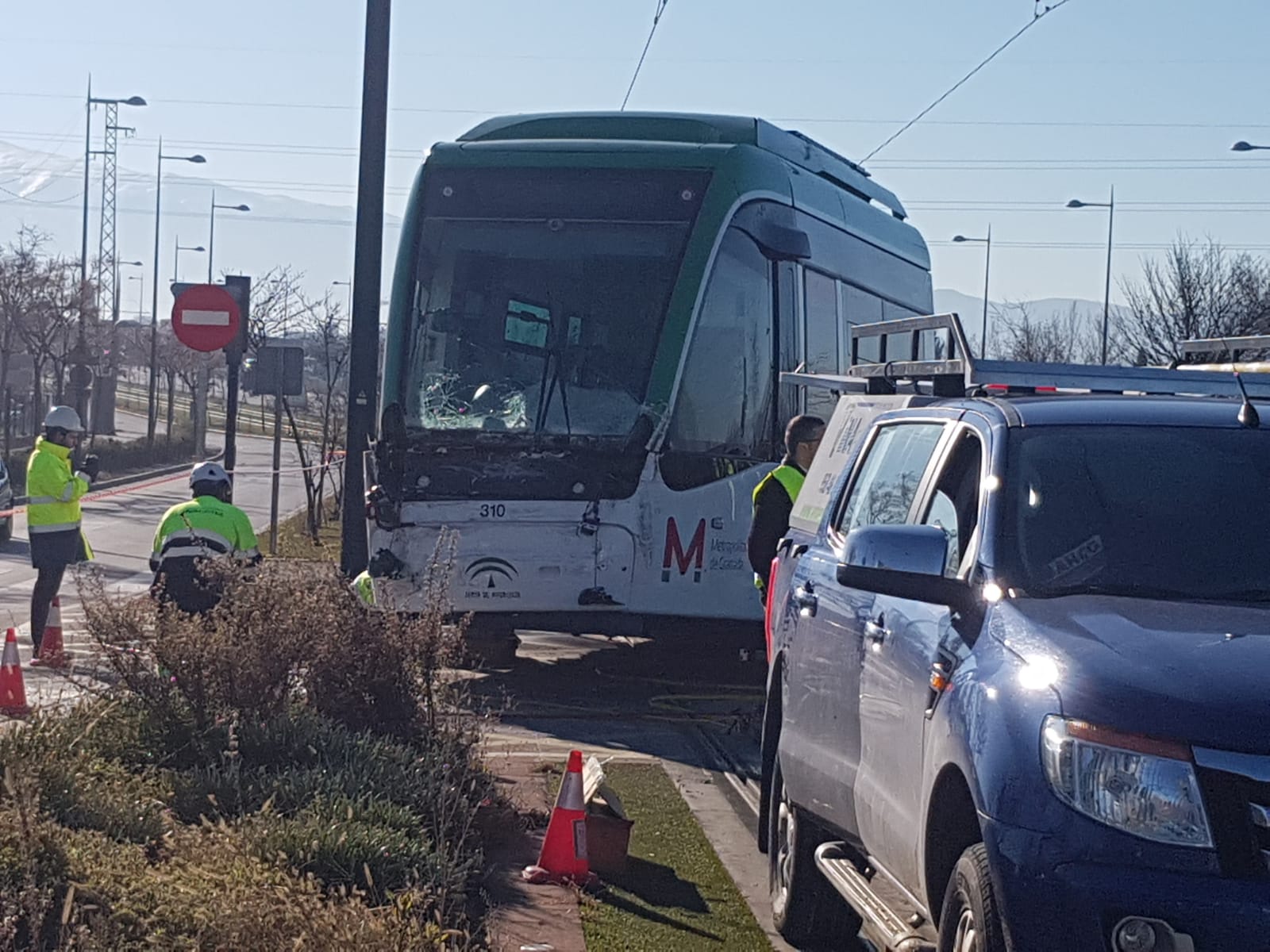 En la mañana de este miércoles e ha procudido un choque entre un camió y un vagón del metro en el Polígono Juncaril. No ha habido heridos, pero en las imágenes se pueden apreciar los daños materiales