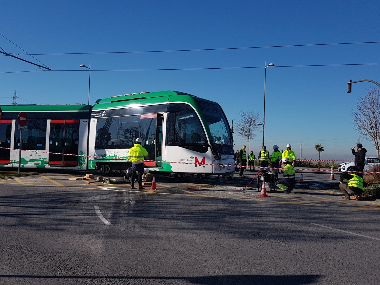 En la mañana de este miércoles e ha procudido un choque entre un camió y un vagón del metro en el Polígono Juncaril. No ha habido heridos, pero en las imágenes se pueden apreciar los daños materiales