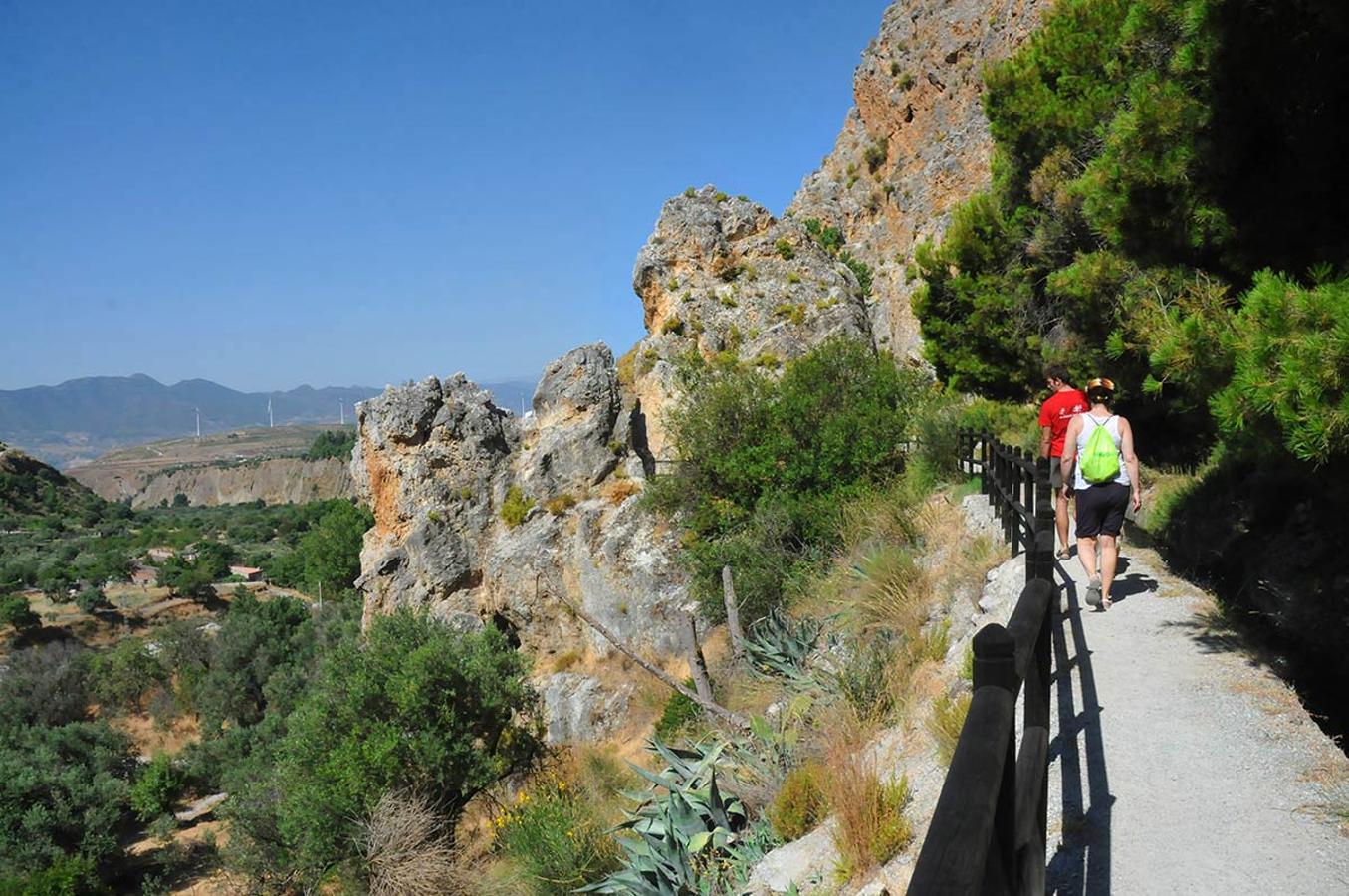 La Pavilla . Bordea la acequia de la Pavilla, en Nigüelas, en su recorrido de un kilómetro se divisa todo el valle del río Torrente. Se inicia en el río o en los molinos del interior del pueblo. 