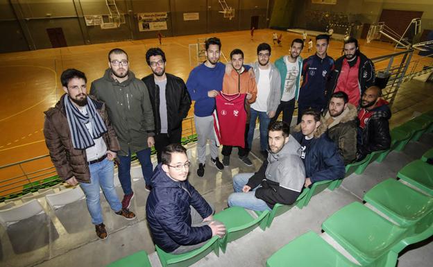 Amigos y compañeros de baloncesto se reúnen para recordar a José Andrés. 