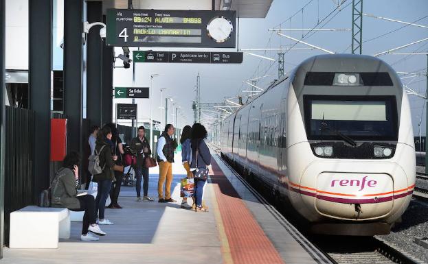 Varios pasajeros esperan el AVE en la estación de Medina del Campo (Valladolid) 